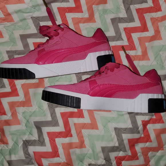 EUC Pink Puma Sneakers Size 6 - Picture 4 of 5